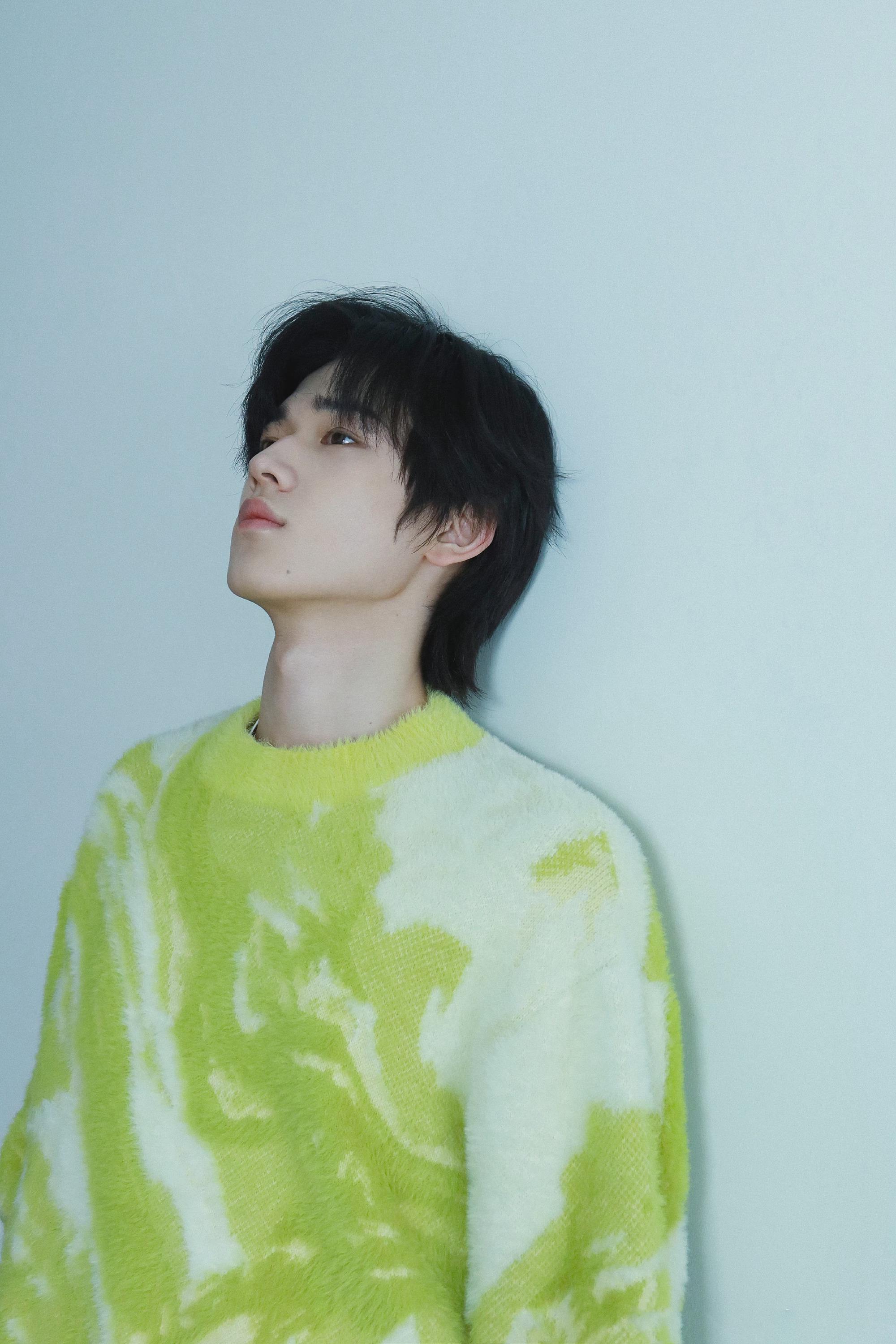 宋亚轩居家写真公开,身穿绿色花纹毛衣,温柔又可爱__财经头条