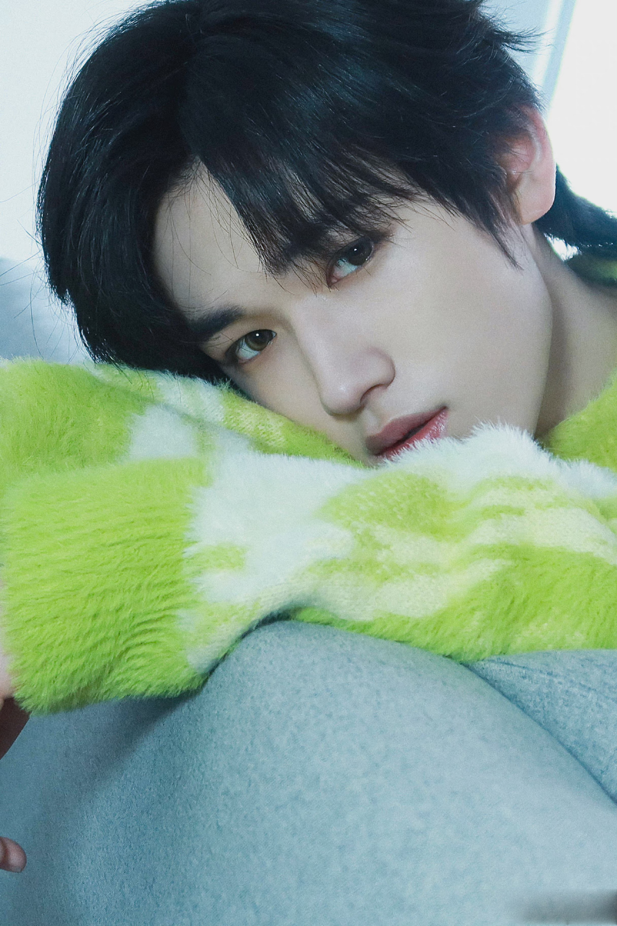 宋亚轩居家写真公开,身穿绿色花纹毛衣,温柔又可爱__财经头条