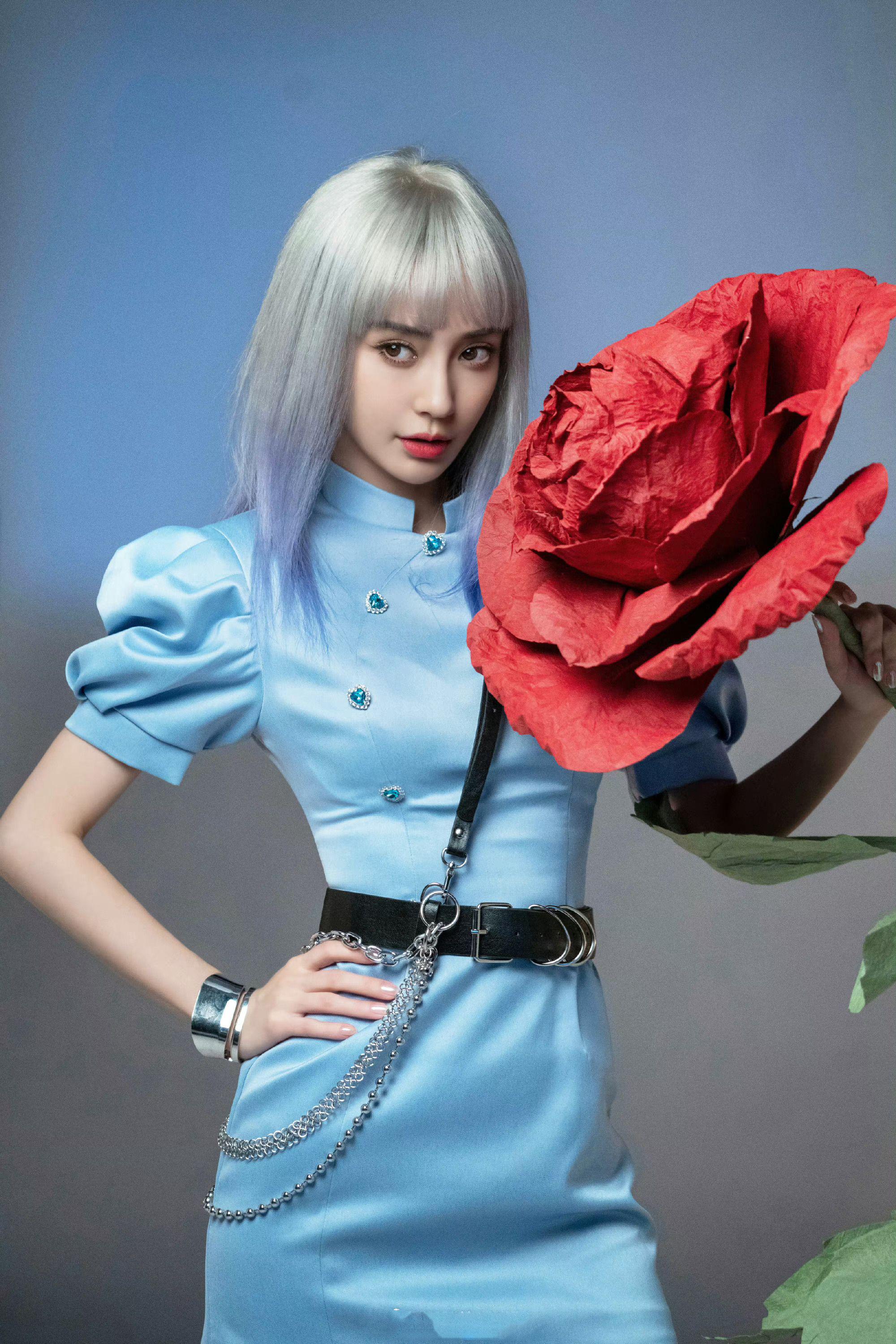 angelababy二月行程图来了蓝白渐变发色好酷