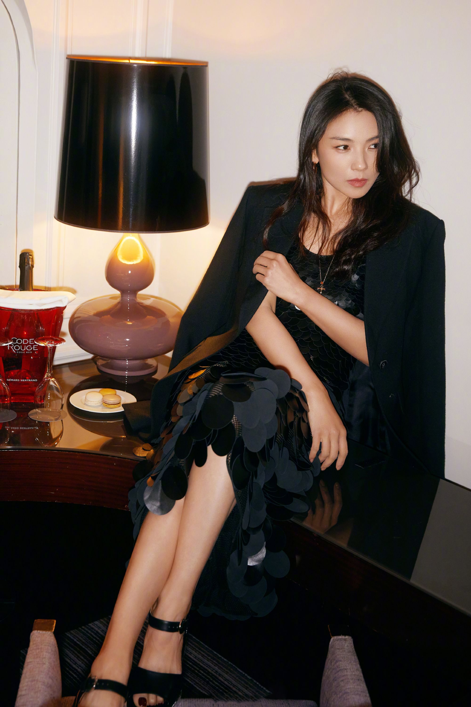 刘涛一身黑色紧身裙现身巴黎时装周,裙子完美将涛姐身材勾勒出来