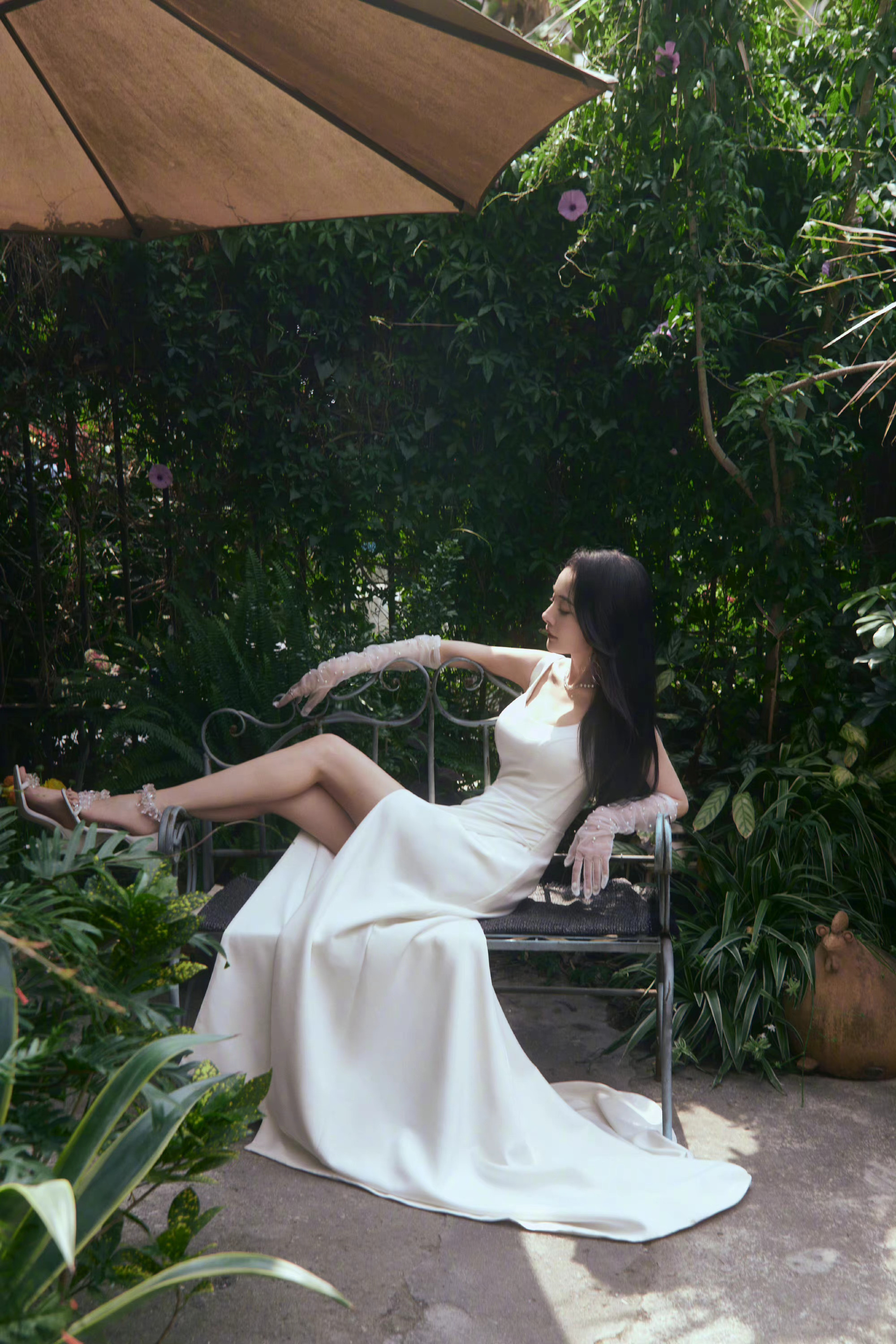 杨幂今日出发look工作室出图,白色绸缎长裙优雅大方_高清图集_新浪网