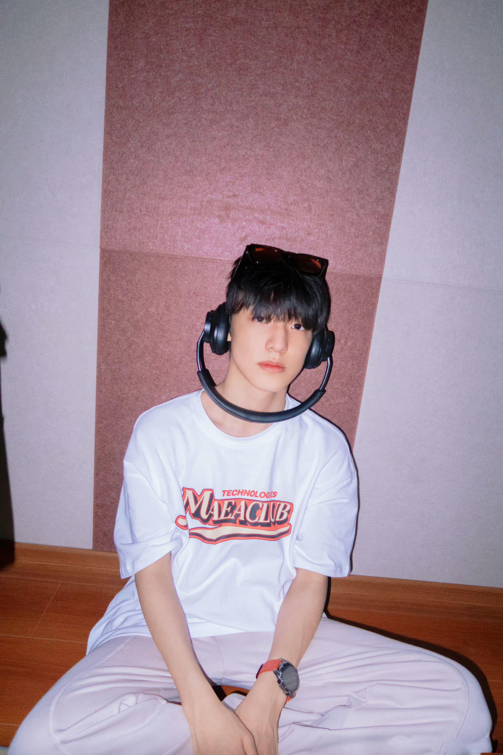 张泽禹最新造型时尚帅气元气满满展现青春面貌