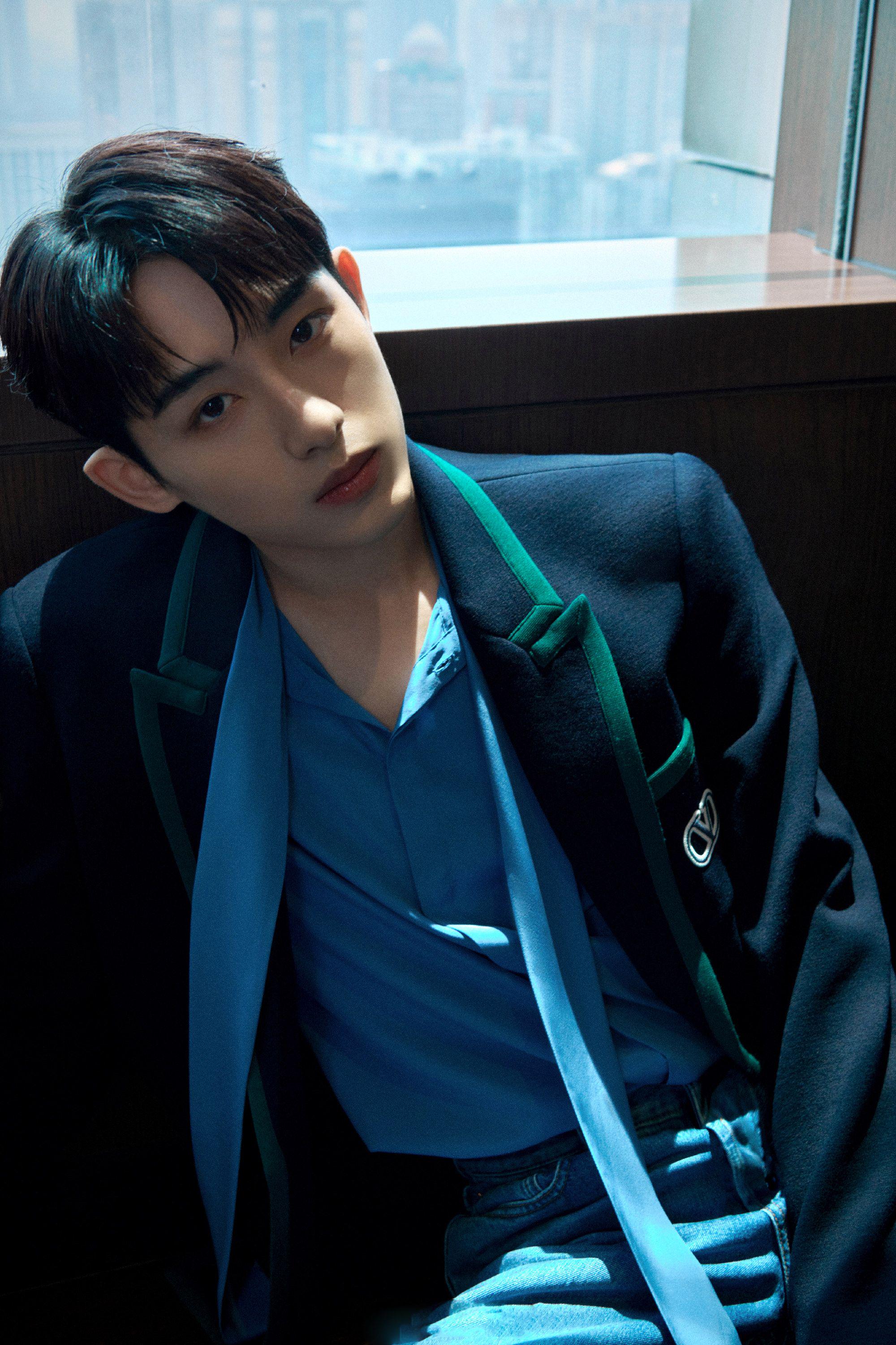 董思成亮相活动,学院风西装搭配牛仔裤运动鞋