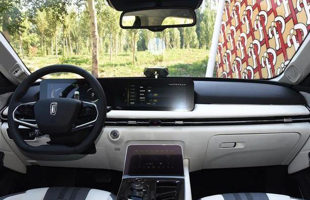 5奔腾e01内饰科技感十足,并且黑色与米色搭配整体更加温馨;双12.