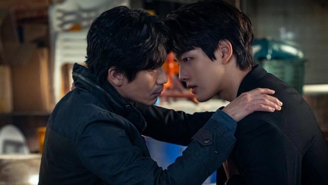 悬疑惊悚韩剧《怪物》讲述吕珍九,申河均饰演的菁英警察,被发配到偏乡