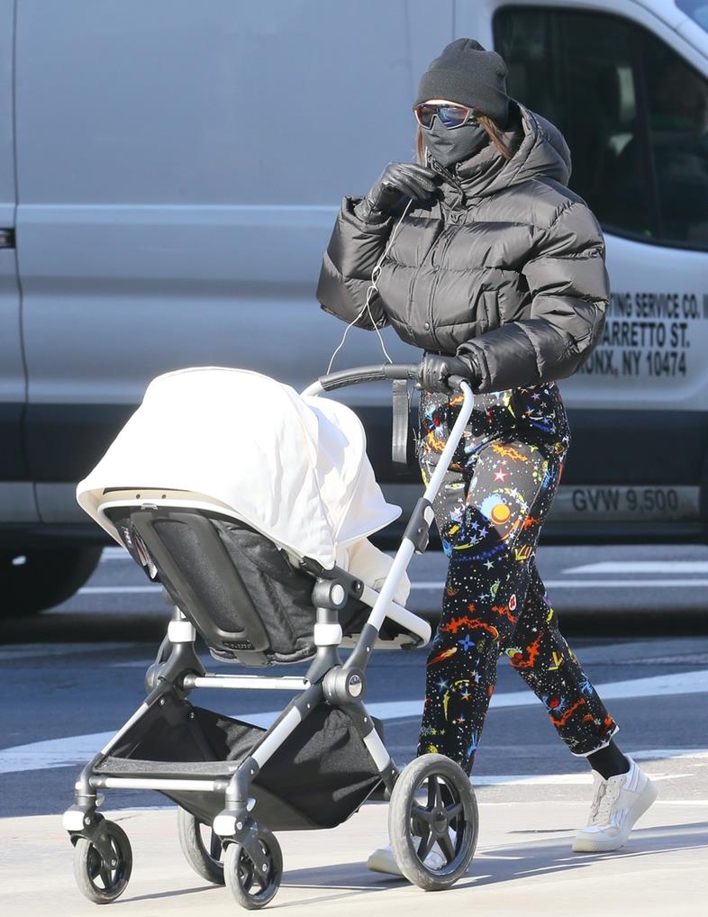 身材超美吉吉哈迪德gigihadid带着女儿纽约新街拍