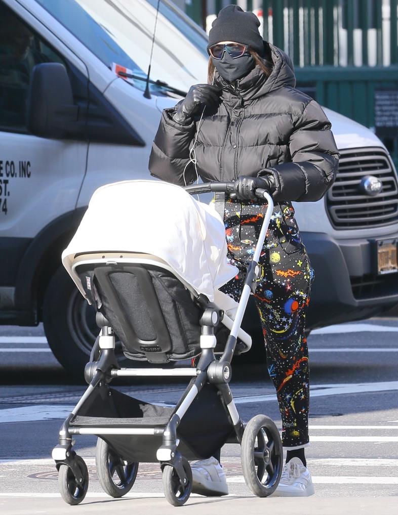 身材超美吉吉哈迪德gigihadid带着女儿纽约新街拍