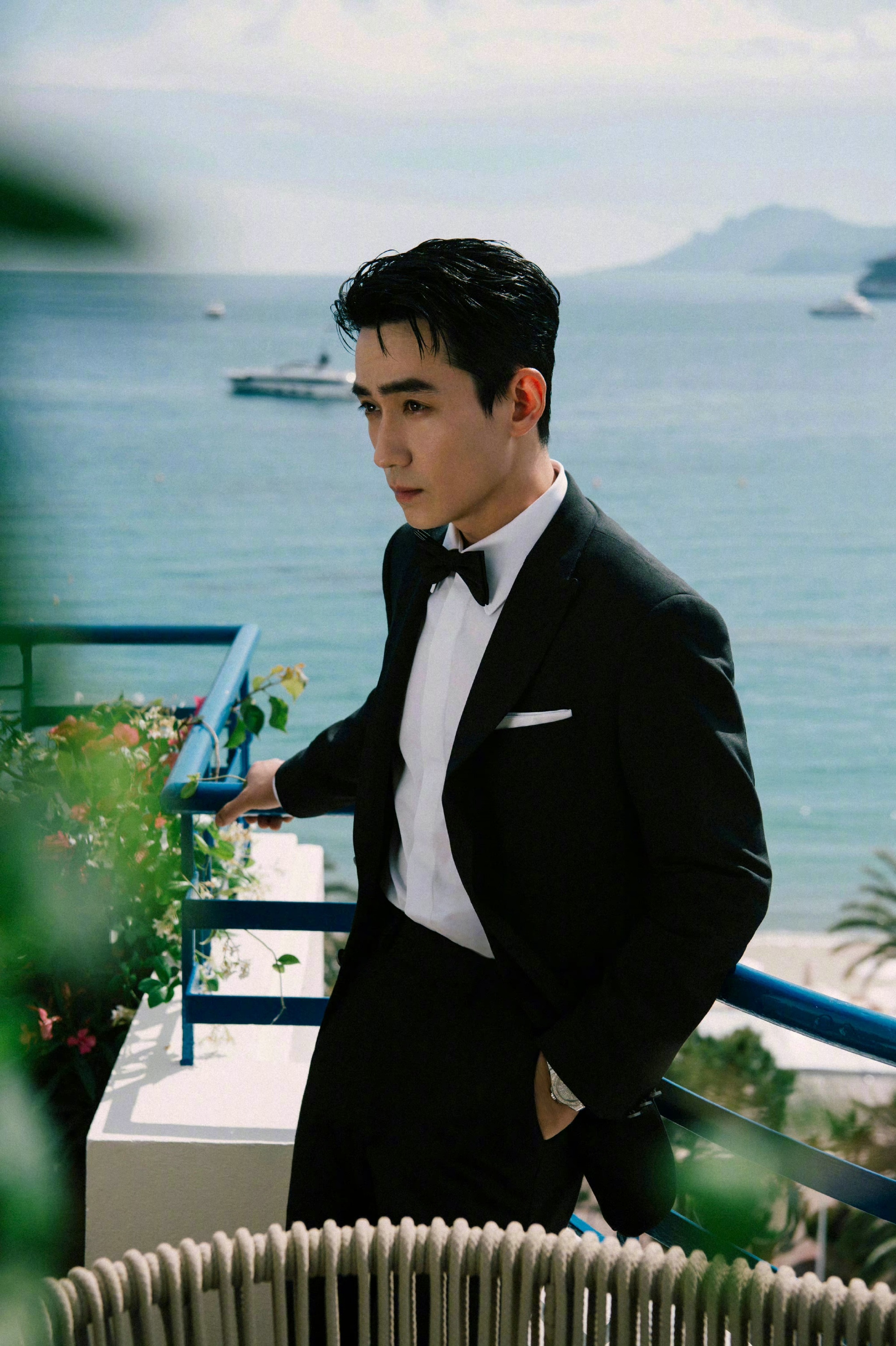 朱一龙身穿经典黑白西装亮相戛纳电影节开幕式