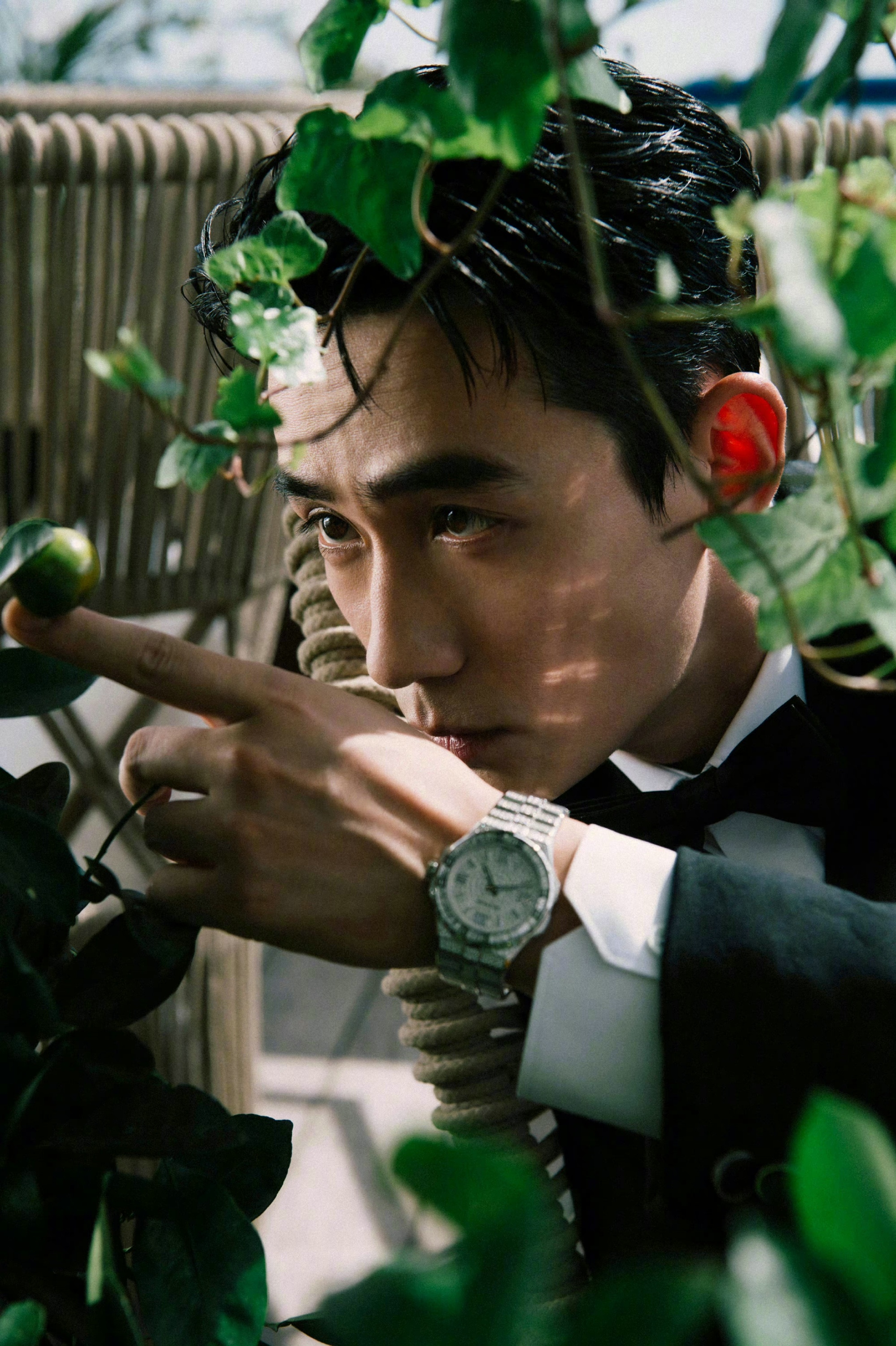 朱一龙身穿经典黑白西装亮相戛纳电影节开幕式