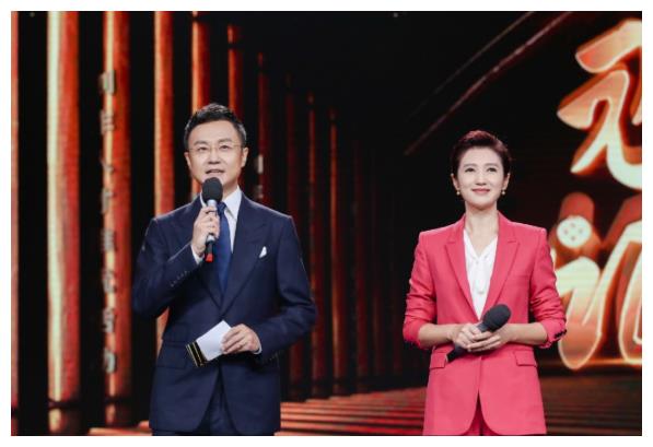 刚强和春妮夫妻合体为爱丁克17年终得爱子手上细节令人动容