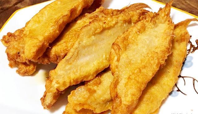 炸鱼时,有人用面粉,有人用淀粉,其实都不对,大厨教你正确做法