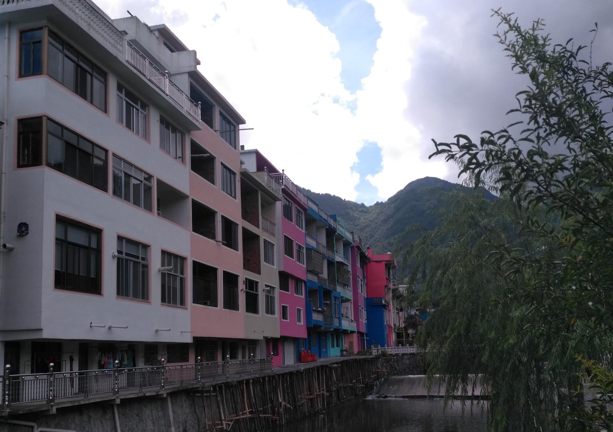 农舍的外墙是五颜六色车子穿过村庄里农舍一起走进文成巨屿的葛洋村