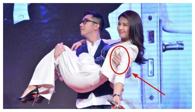 王自健公主抱刘涛,注意到他手放的位置,网友:细节见人品