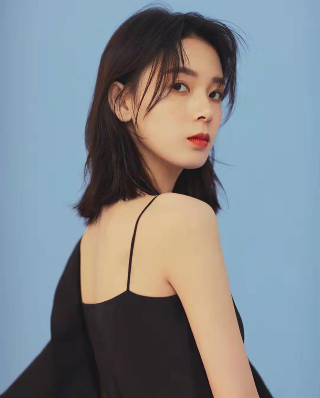 陈瑶晒最新写真:吊带配西装,绝世而独立