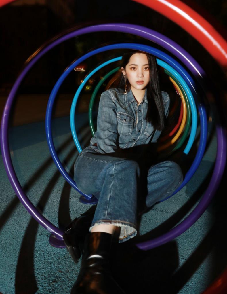 欧阳娜娜一改过往小公主风格穿花衬衫配牛仔裤复古帅气好时髦