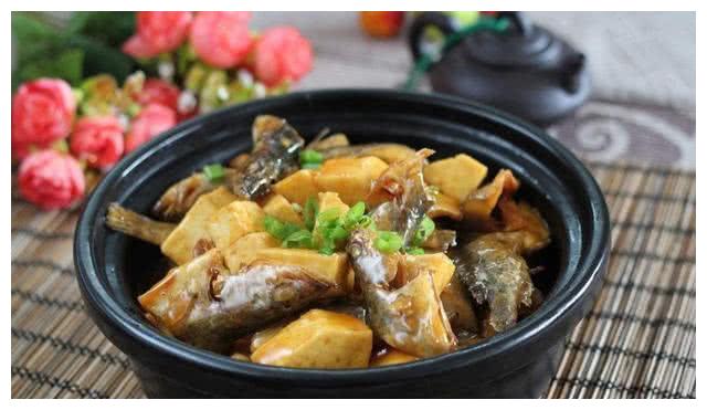 草鱼炖豆腐,做法简单,营养丰富,味道鲜美,汁都能下两碗饭