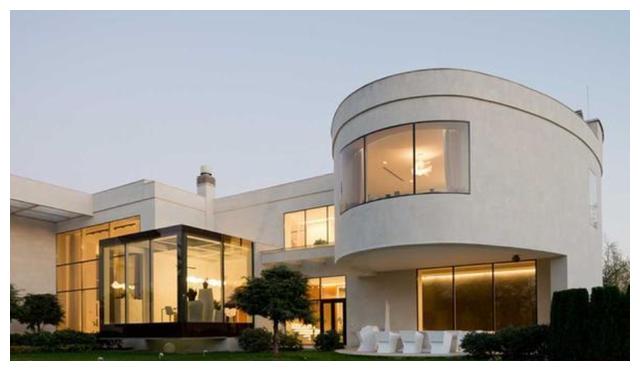 参观迪丽热巴的豪宅:房子外形很有未来感,进门就是双排旋转楼梯