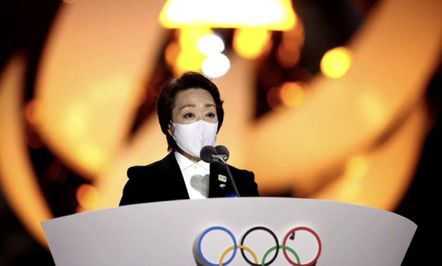 东京奥运会有幺蛾子？东京奥组委主席演讲时，五环中的红环有蛾子休闲区蓝鸢梦想 - Www.slyday.coM