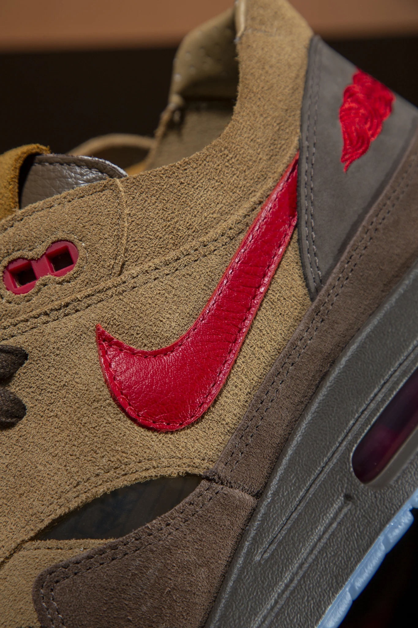 此鞋款采用与clot × nike air max 1 "k.o.d.