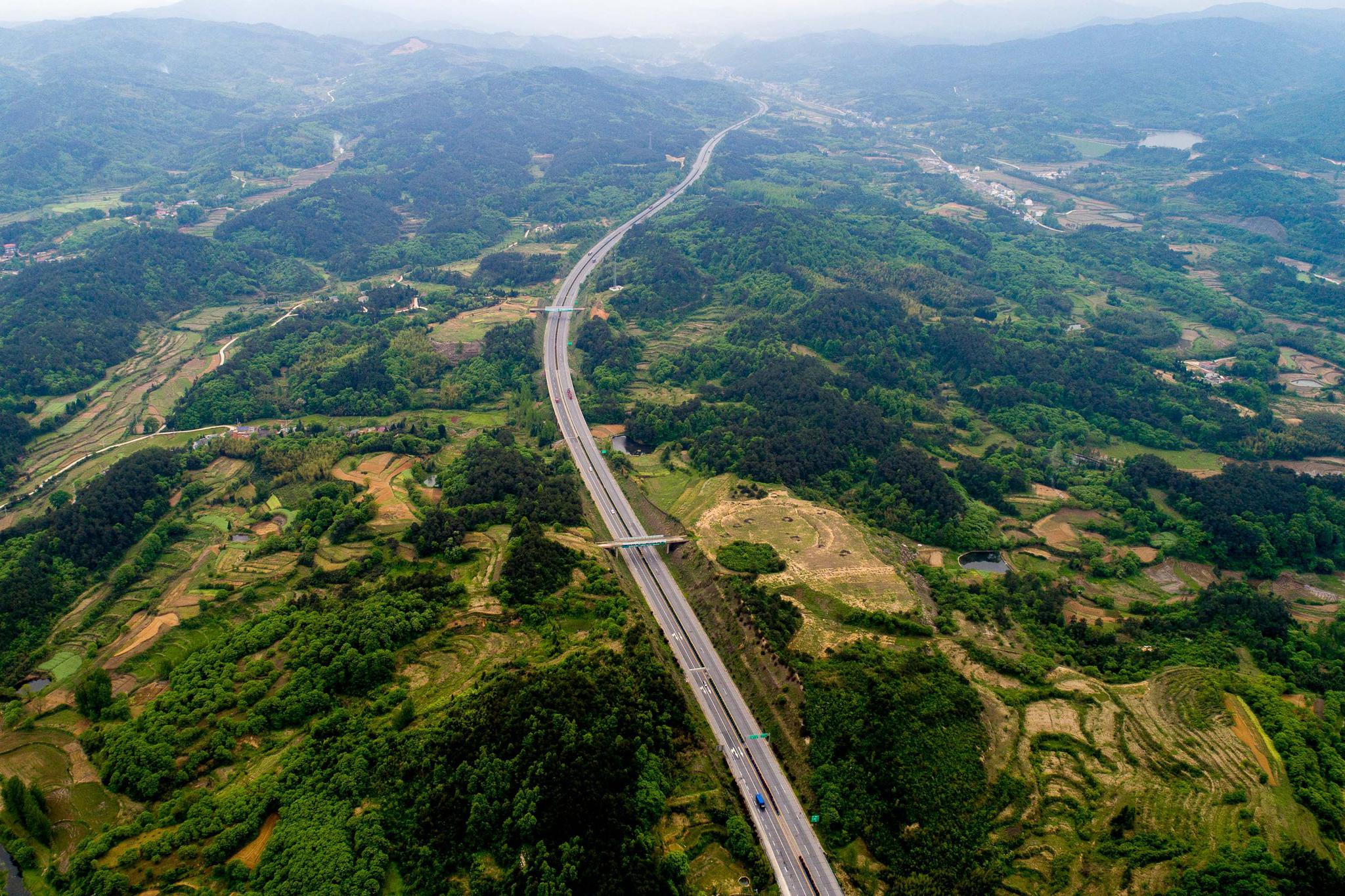 全长六千里的大广高速,途经九省份三十八地,是我国最安全的公路
