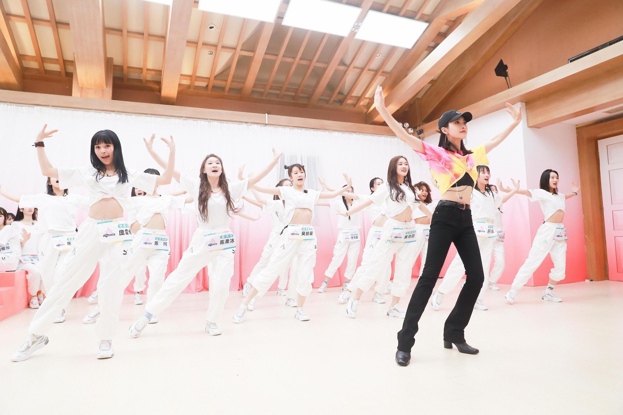 化身严格教练温柔暖心指导|创造营2020|宋茜|女团_新浪新闻