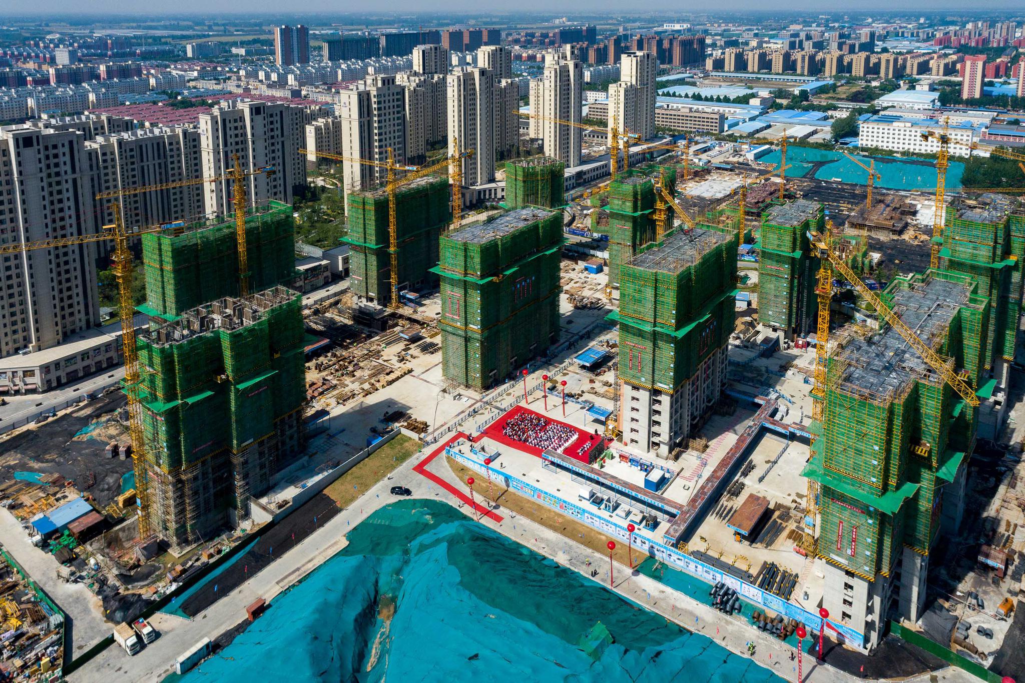 1 / 9 5月19日,在河南省滑县梦想城正在施工的高楼间,一片红色的地毯