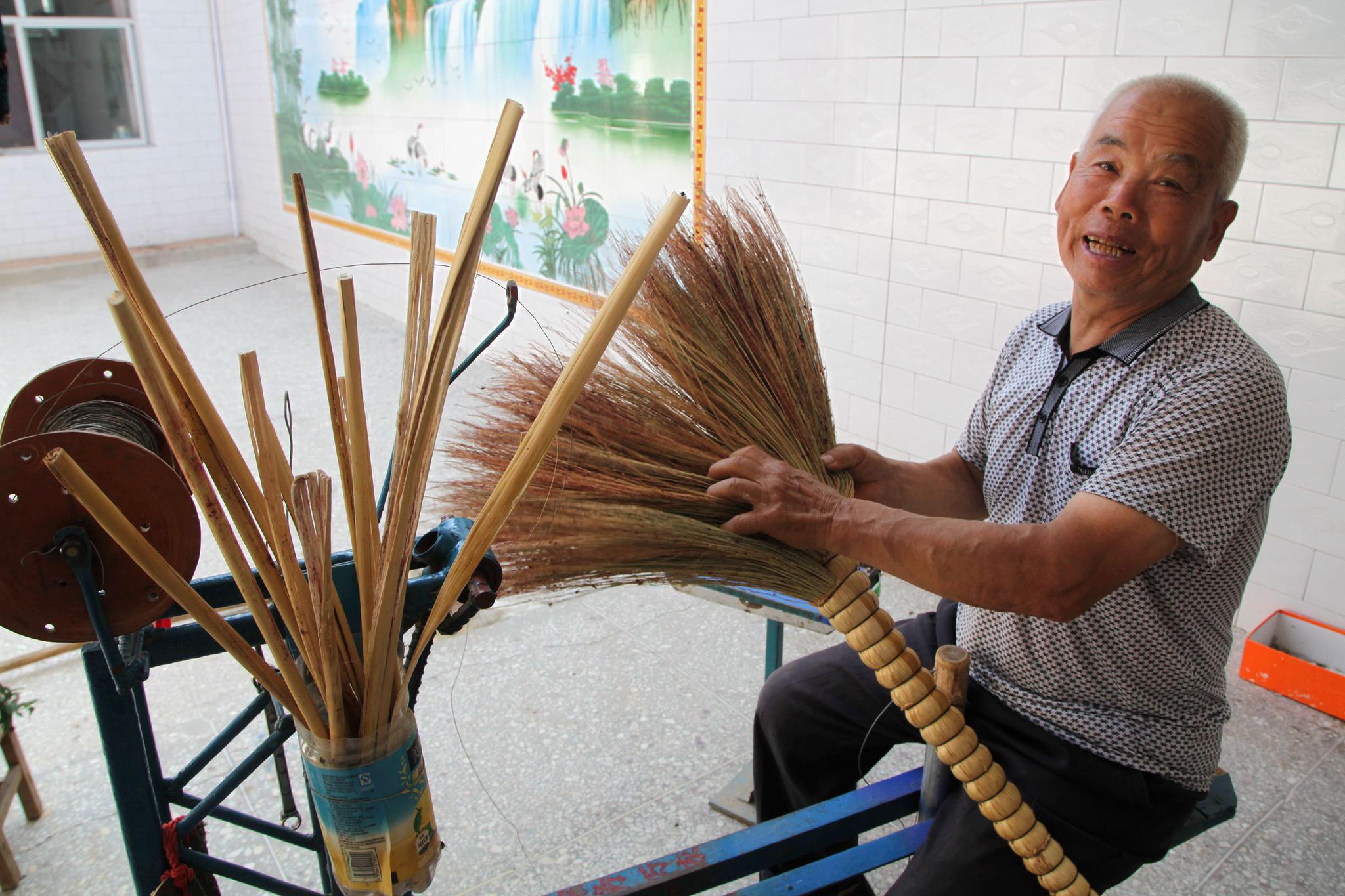 山西7旬大叔历时10年,发明笤帚编制机省时省力,看啥样子