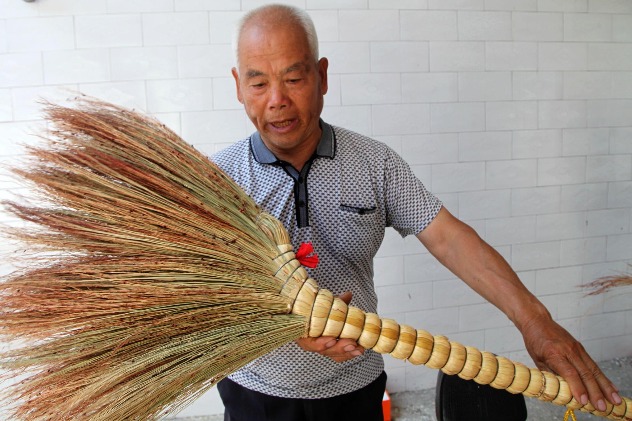 发明笤帚编制机省时省力,看啥样子|笤帚|大叔|机器_新浪新闻