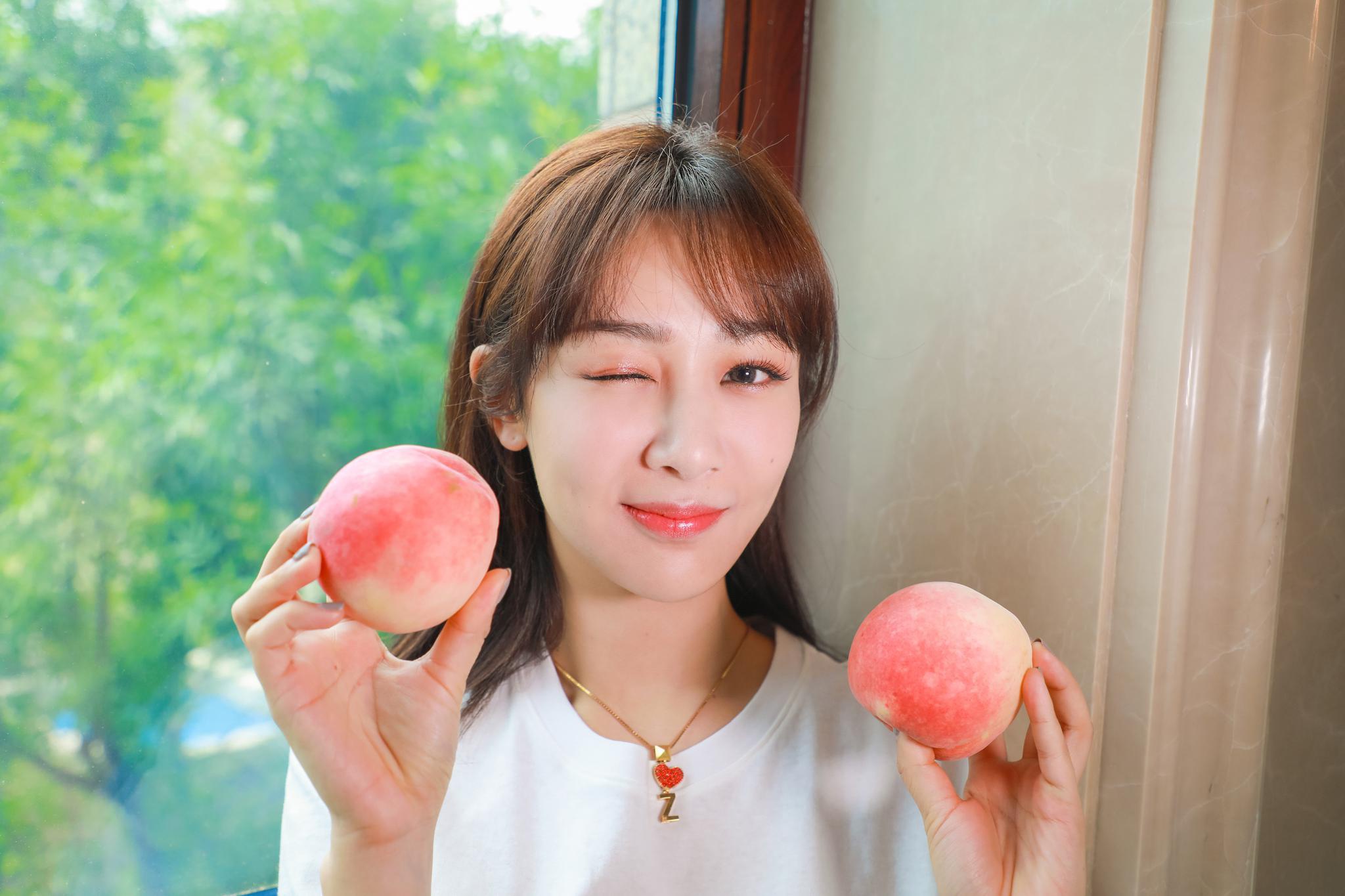 杨紫"蜜桃妆"出镜 清甜可人少女感爆棚