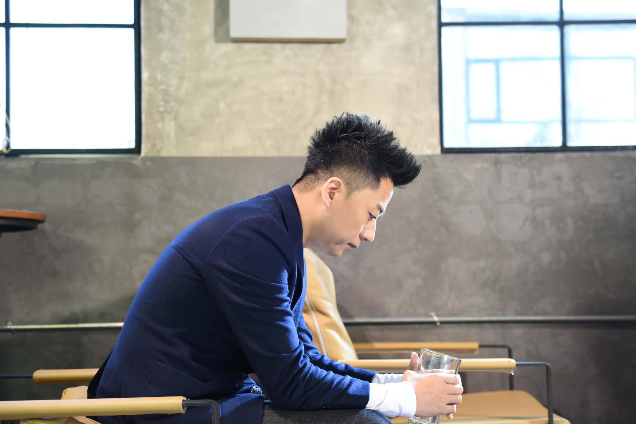 张磊全新单曲请问上线诉说感情里的迷惘与困惑