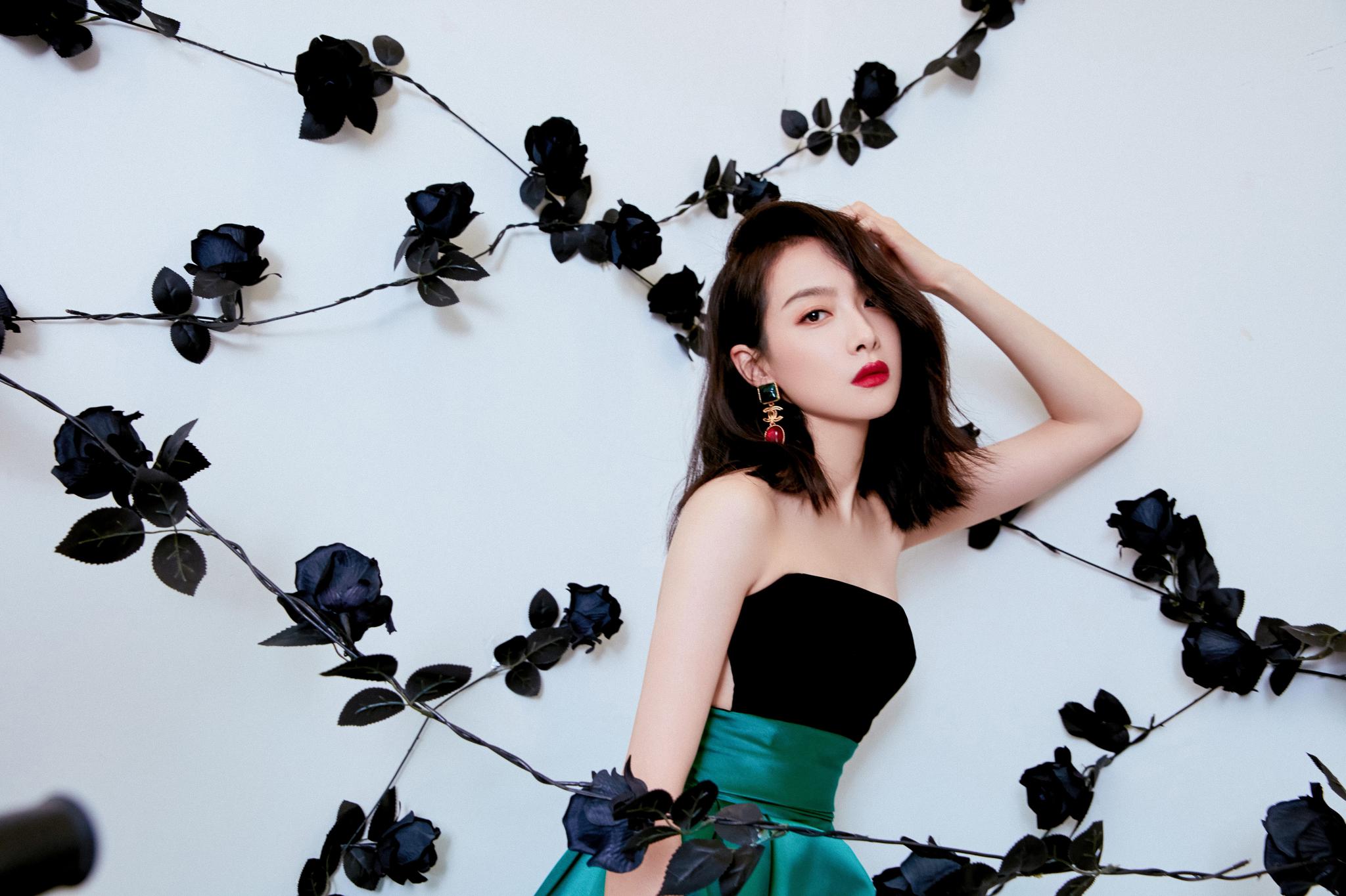 宋茜首先身着alexandre vauthier 2020秋季高定黛绿烟波礼服,配以