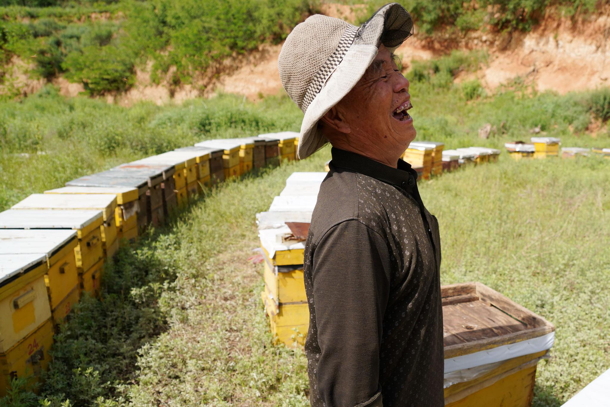 65岁农民大叔山中卖蜂蜜6斤要价50元最后却付了80块啥情况