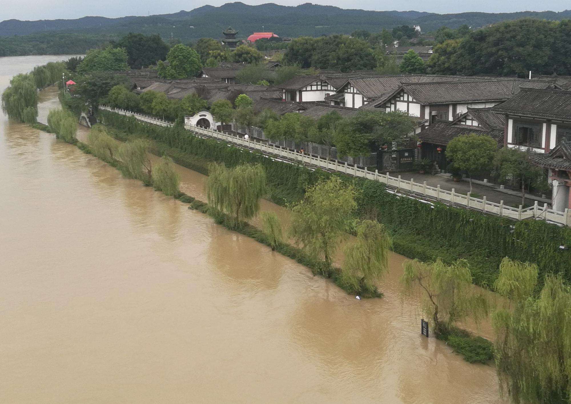 8月15日下午17时许,阆中市滨江路中段华光楼处,连续猛涨的洪水已经