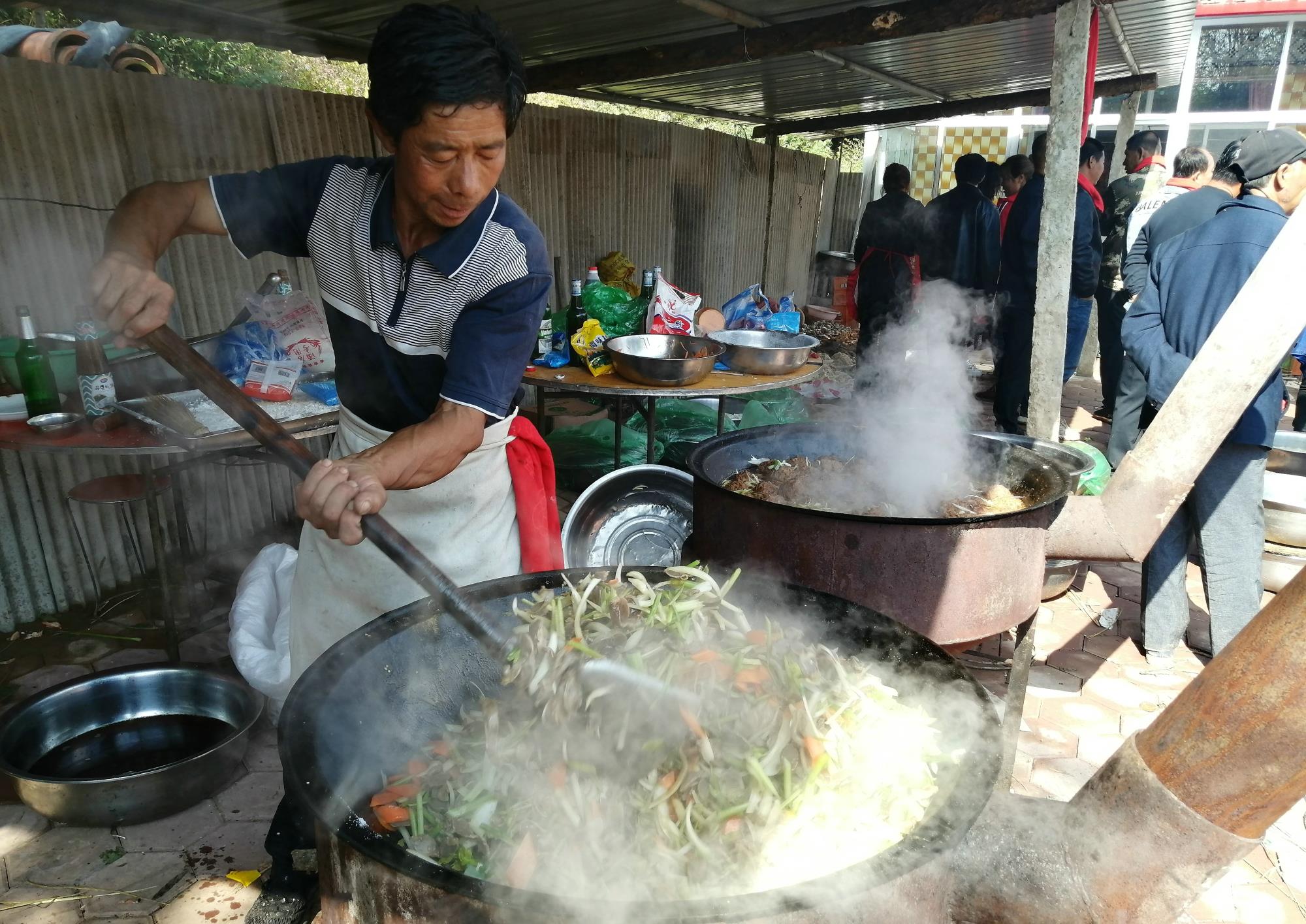 东北农村扎堆办婚宴,巨无霸烤花卷上桌被疯抢,大蟹子大虾尴尬了__财经