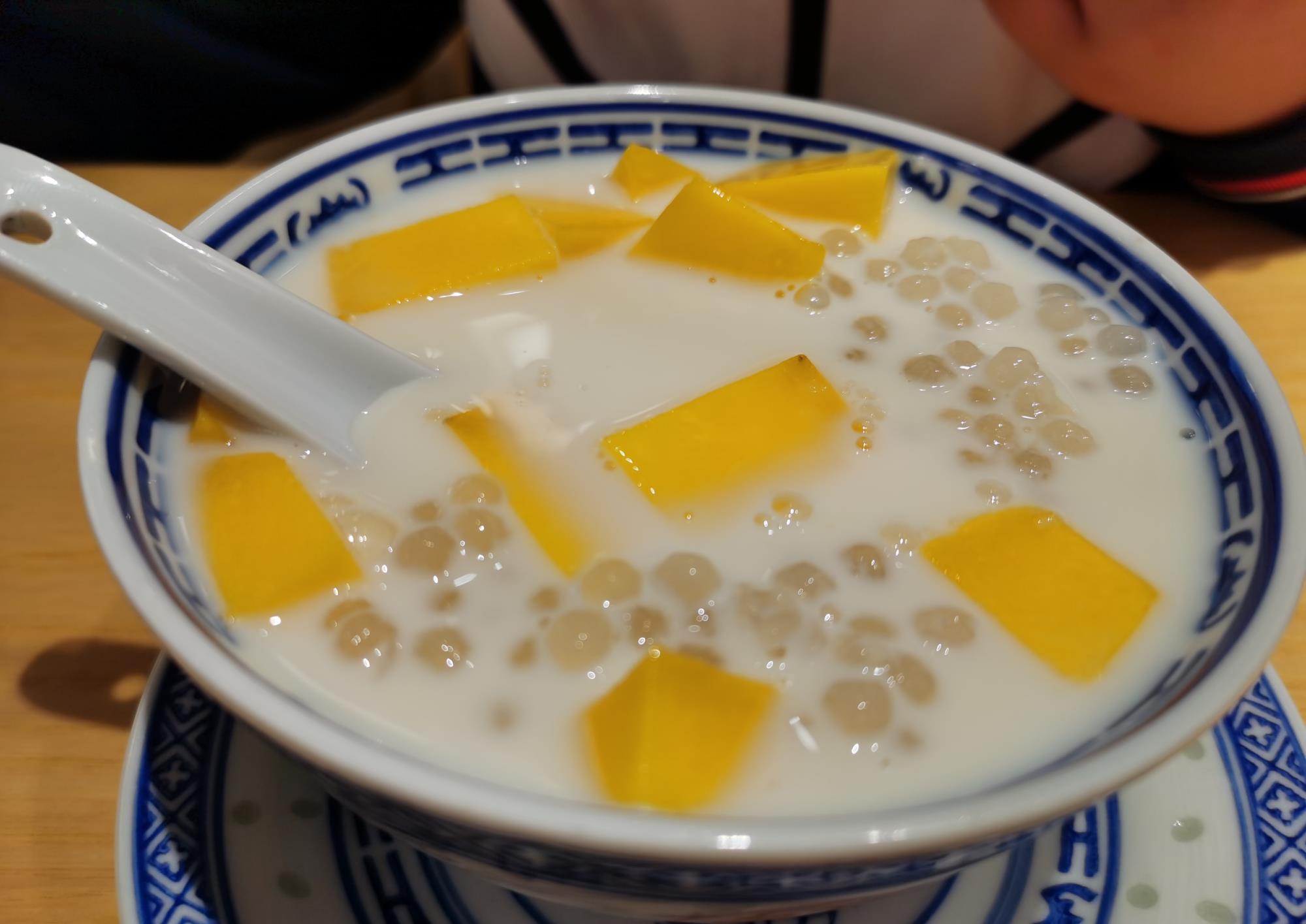 天气变凉,来碗暖暖的芒果牛奶西米露,驱赶寒意!