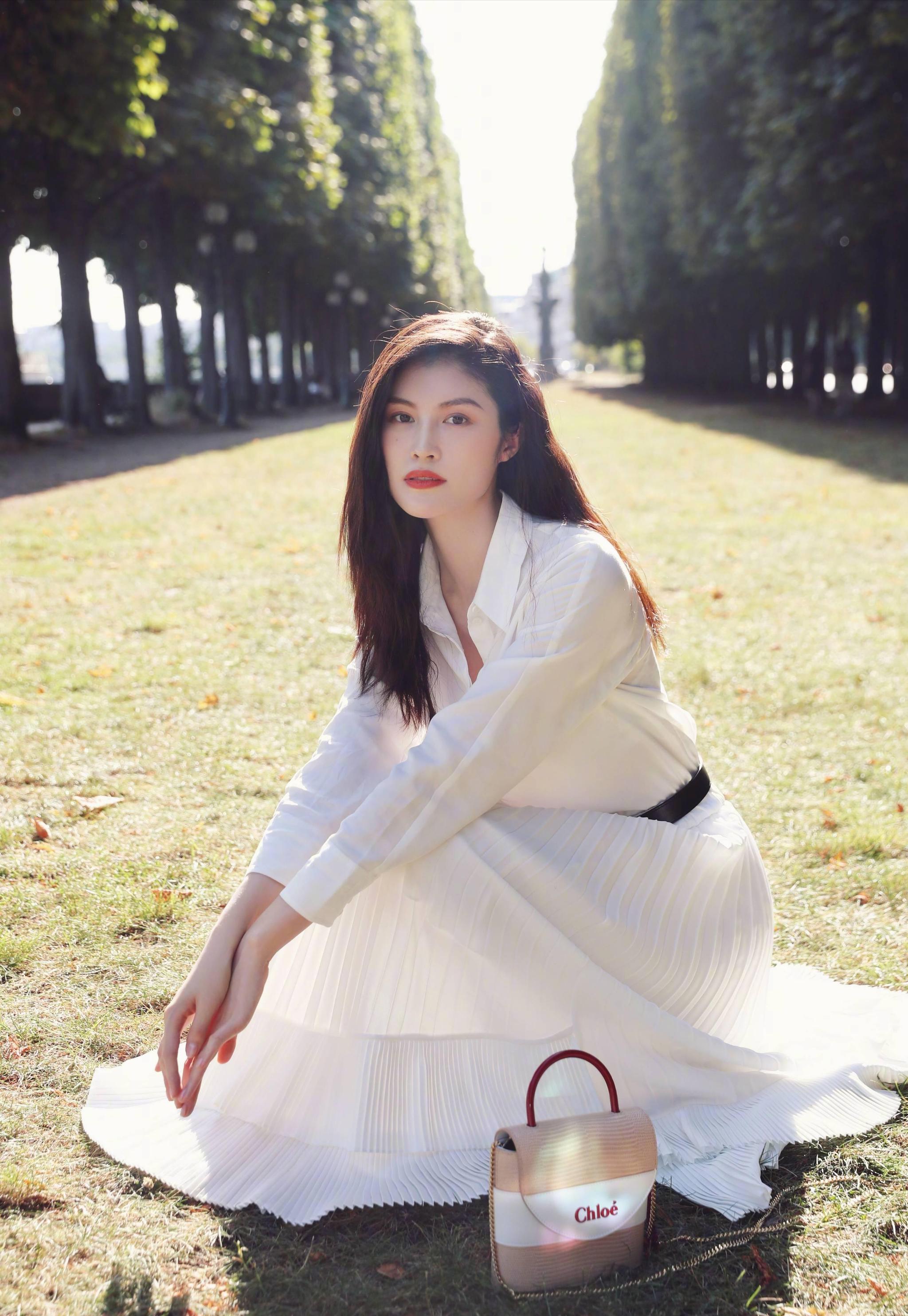 何穗又拍质感大片,红色长裙"妖风"十足,时尚与魅惑并存