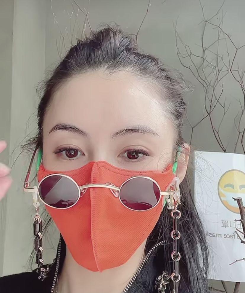 口罩搭配西洋镜,脖子上的项链跟手臂上的纹身实在太抢镜了,张柏芝还