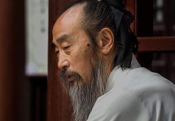 赵广义的长子不久就病了,不适合当上皇太子.