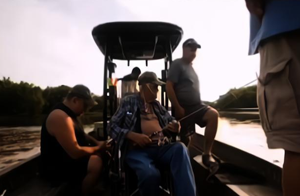 美国一大爷被孙女从医院"偷"出，钓到人生最后一条鱼后停止了心跳休闲区蓝鸢梦想 - Www.slyday.coM