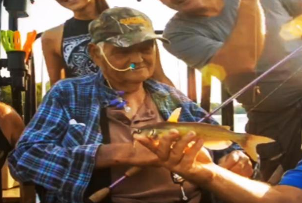 美国一大爷被孙女从医院"偷"出，钓到人生最后一条鱼后停止了心跳休闲区蓝鸢梦想 - Www.slyday.coM