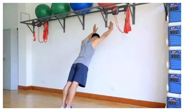 专项的核心力量训练动作,同时抬腿时做斜交叉运动,可增强对于腹肌的刺