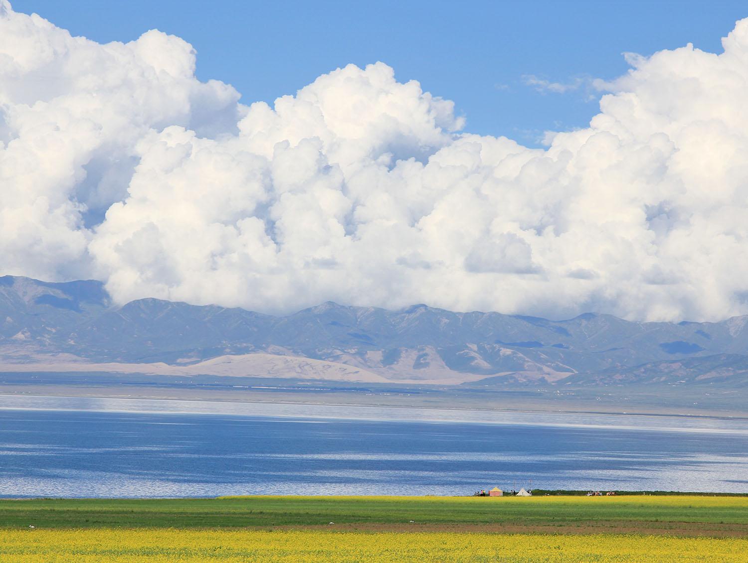 川西甘南和青海湖高原天空下的草原佛寺与湖泊下