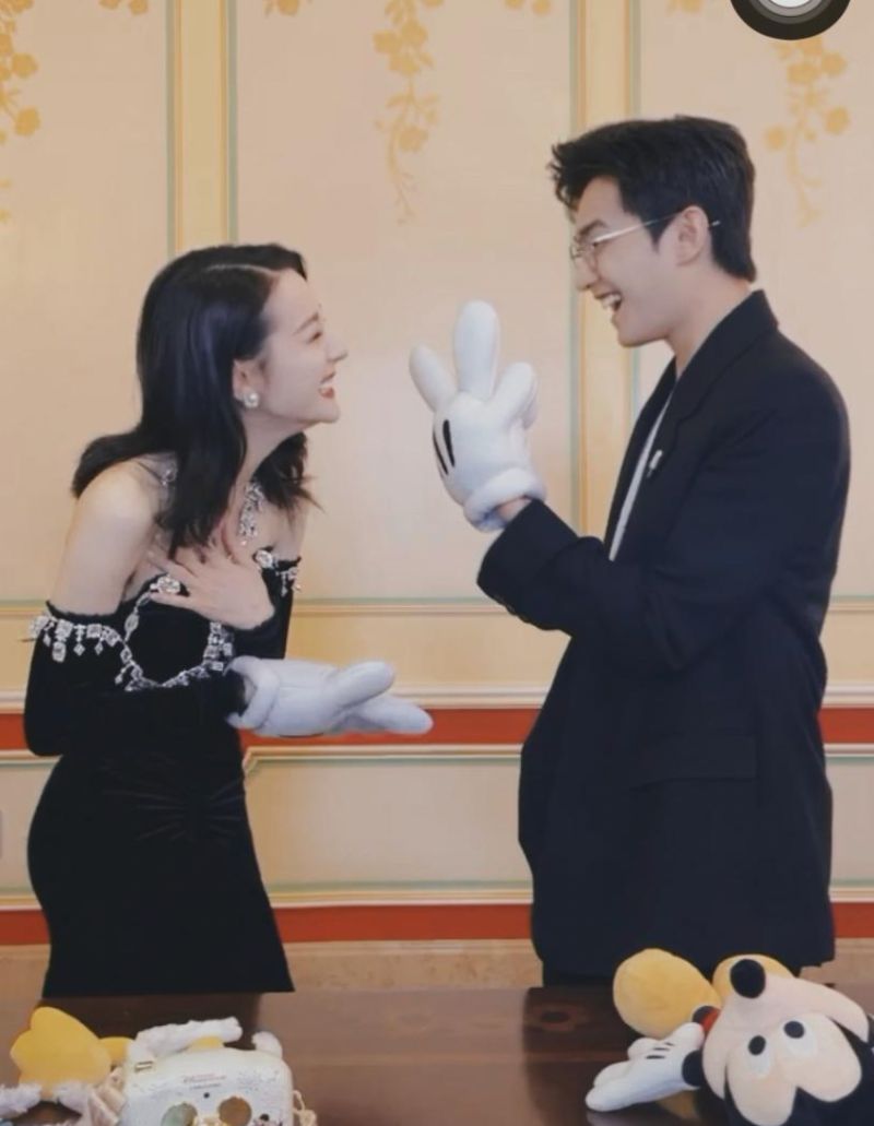 爱了爱了杨洋迪丽热巴七夕合体撒狗粮荣耀夫妇迪士尼约会