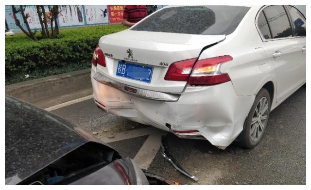 本田思域严重追尾标致408 车主:这不会是一辆假的法系车吧