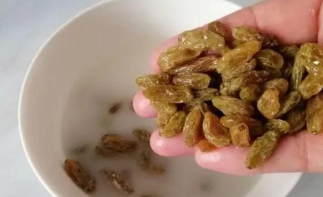 把醋倒进葡萄干里,想不到这么厉害,很多人还不知道,学会省钱了休闲区蓝鸢梦想 - Www.slyday.coM 把醋倒进葡萄干里,想不到这么厉害,很多人还不知道,学会省钱了休闲区蓝鸢梦想 - Www.slyday.coM