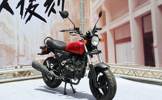 摇摆过弯摩托中的mini人物试驾aeonmy150