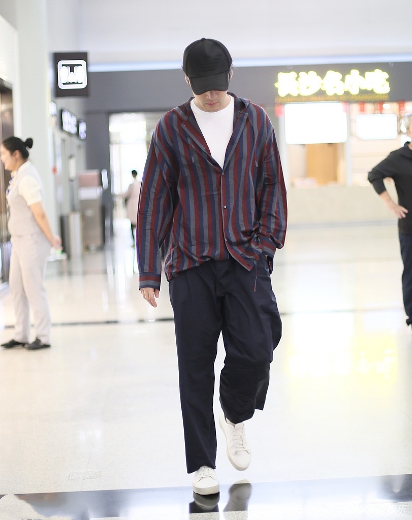 45岁陈坤现身机场,穿"补丁"衬衫配"西瓜"发型,简约又高级