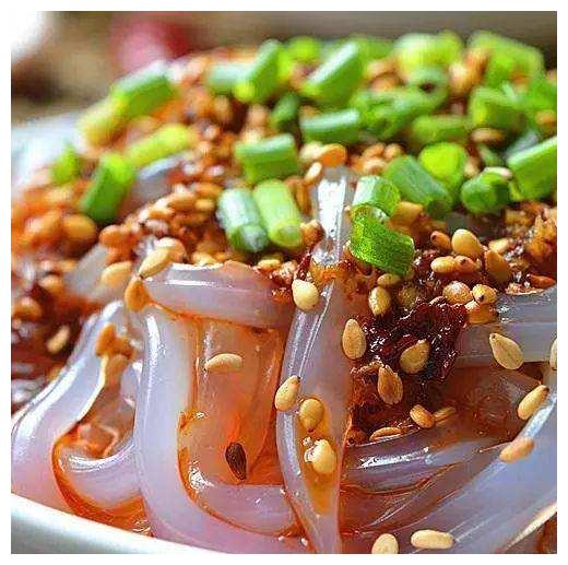 长沙游玩嘴馋的"刮凉粉",口味酸辣,清凉爽滑,营养丰富老少皆