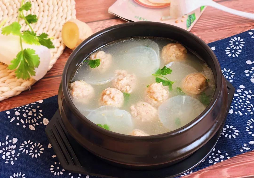 白萝卜肉丸子汤的营养传统做法鲜香可口营养开胃做法简单