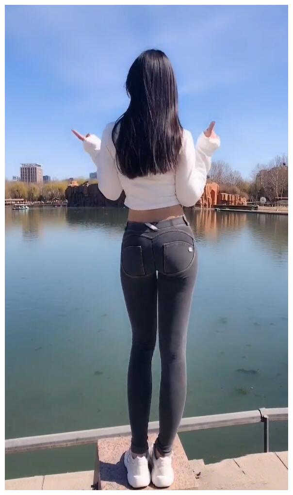 池塘边的紧身牛仔裤小姐姐,背影女神气息
